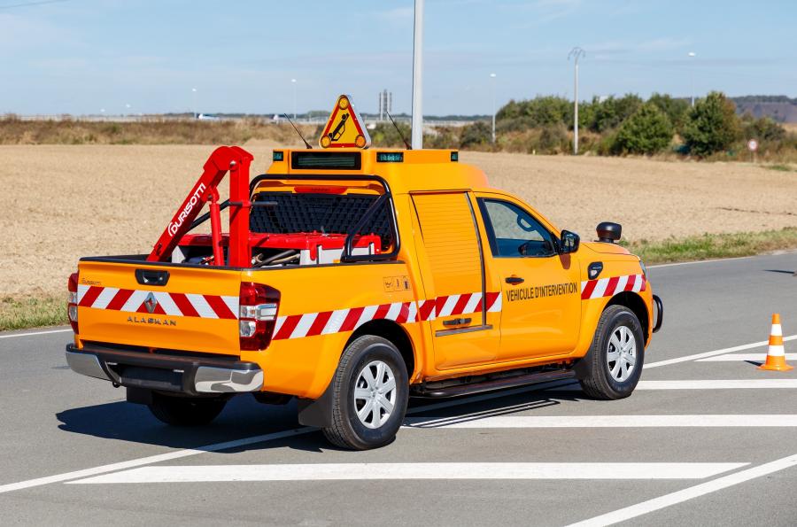  Renault Alaskan Road Safety Patrol by Durisotti 2016 года  (фото 13 из 22)